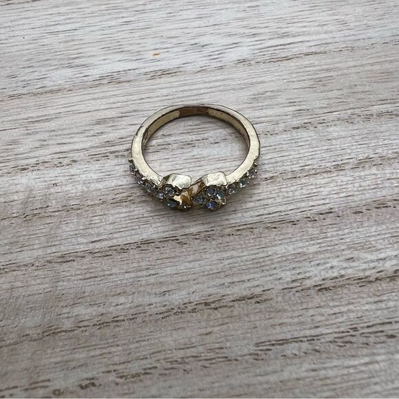 Rhinestone studded arrow gold tone band ring - size 6 - Picture 2 of 5